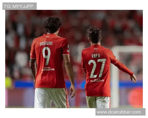 曼联友谊赛大胜本菲卡3-0上演历史冷门引发全场热烈反响